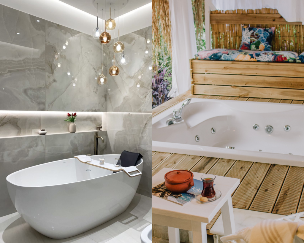 Imagem de uma banheira de imersão em uma sala de banho com um lustre pendente em cima dela e a parede de mármore. Ao lado uma banheira de hidromassagem embutida em um chão de madeira com algumas prateleiras de madeira ao lado. 