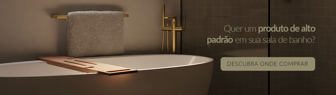 imagem de uma sala de banho moderna, com uma banheira de imersão em frente a janela. a imagem também possui um monocomando de piso Rainbow Gold e um toalheiro rainbow gold ao lado da banheira. na imagem há a frase: "quer um produto de alto padrão em sua sala de banho? Descubra onde comprar"
