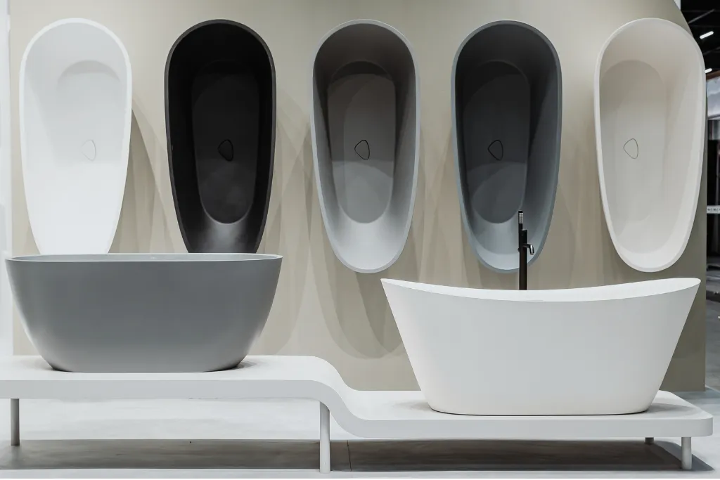 banheiras texture soho 150 e chelsea expostas junto com outras banheiras em powerstone no estande da doka, na expo revestir 2025