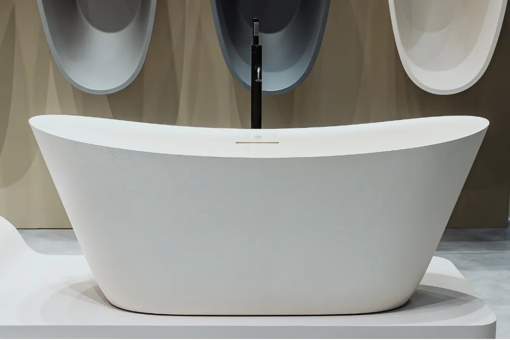 banheira texture chelsea exposta no estande da doka na expo revestir 2025