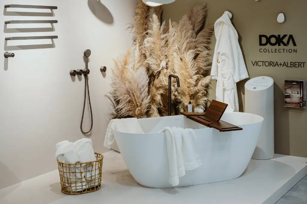 banheira lussari da victoria+albert exposta no estande da doka na expo revestir 2025