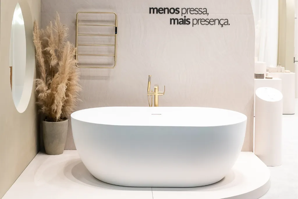 banheira air massage laamu x, com jatos de ar, da doka exposta na expo revestir 2025