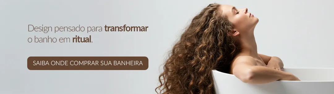 Mulher relaxando em banheira branca Doka, com cabelos longos e cacheados soltos, transmitindo sensação de bem-estar. Fundo minimalista em tom claro. Texto na imagem: 'Design pensado para transformar o banho em ritual.' CTA em destaque: 'Saiba onde comprar sua banheira'