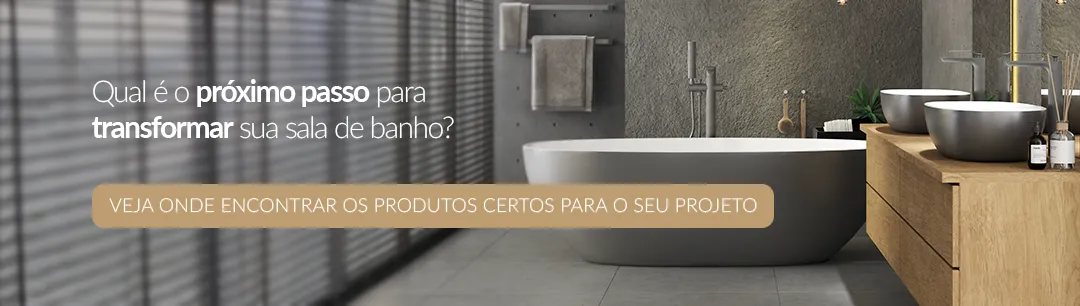Imagem de uma sala de banho moderna com tons neutros. À esquerda, há brises metálicos filtrando a luz natural. Ao centro, uma banheira de imersão freestanding em acabamento cinza fosco, com toalhas penduradas na parede ao fundo. À direita, um móvel de madeira clara com duas cubas redondas metálicas e acessórios decorativos. Sobre a imagem, aparece o texto “Qual é o próximo passo para transformar sua sala de banho?” e um botão destacando “Veja onde encontrar os produtos certos para o seu projeto”.