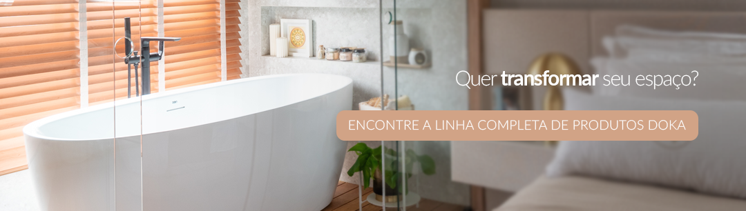 Banner com uma banheira de imersão doka air massage x branca em um banheiro moderno, com cortinas de madeira ao fundo e detalhes decorativos ao redor. À direita, aparece o texto “Quer transformar seu espaço?” e um botão em tom pêssego com a frase “Encontre a linha completa de produtos Doka”