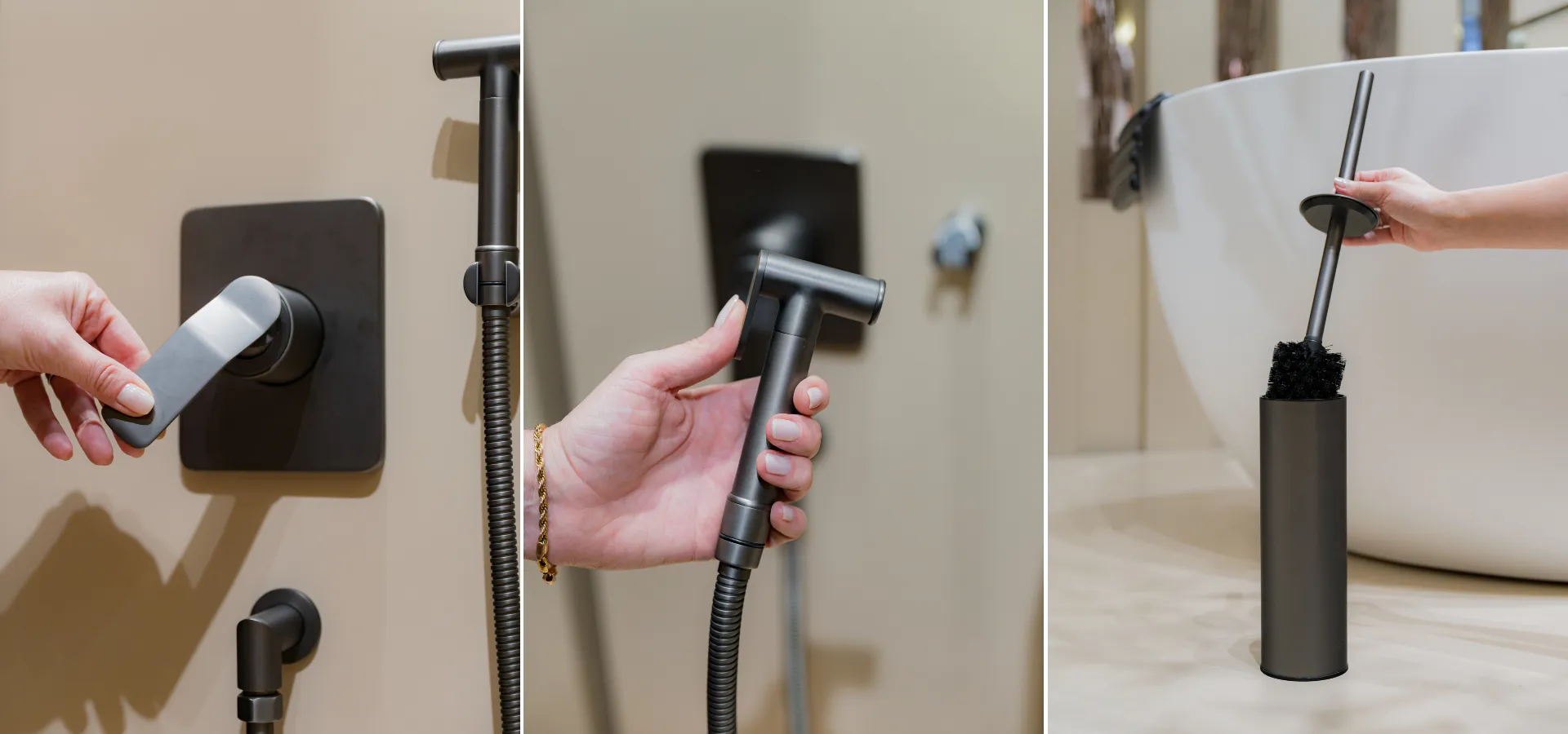 Banheiros modernos Doka 2026: três detalhes de acessórios em preto fosco — à esquerda, mão acionando o Acabamento para Monocomando de Alta Pressão Rainbow com alavanca retangular em placa quadrada embutida na parede; ao centro, mão segurando a Ducha Higiênica sem Registro com gatilho ergonômico e mangueira metálica flexível; à direita, Escova Sanitária com suporte cilíndrico e tampa em disco, posicionada ao lado de vaso sanitário branco em piso bege.