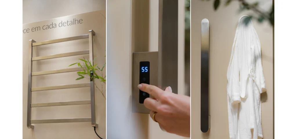 Banheiros modernos Doka 2026: três detalhes dos toalheiros térmicos — à esquerda, Toalheiro Térmico Retangular em aço inox escovado fixado na parede; ao centro, mão acionando o painel de controle touch digital com display azul marcando 55°C do Toalheiro Térmico Sobreposto Linear; à direita, Toalheiro Térmico Sobreposto Linear em inox escovado com roupão branco pendurado em ambiente de banheiro spa.