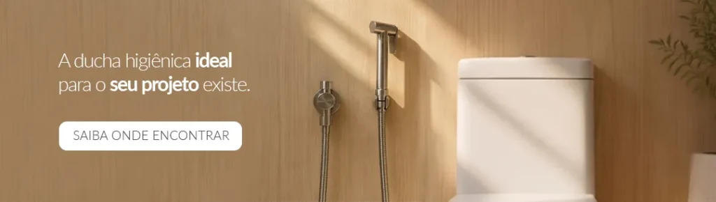 banner com ducha higiênica Doka em acabamento escovado instalada em parede revestida com porcelanato amadeirado claro ao lado de vaso sanitário branco, com o texto: A ducha higiênica ideal para o seu projeto existe. Botão: Saiba onde encontrar